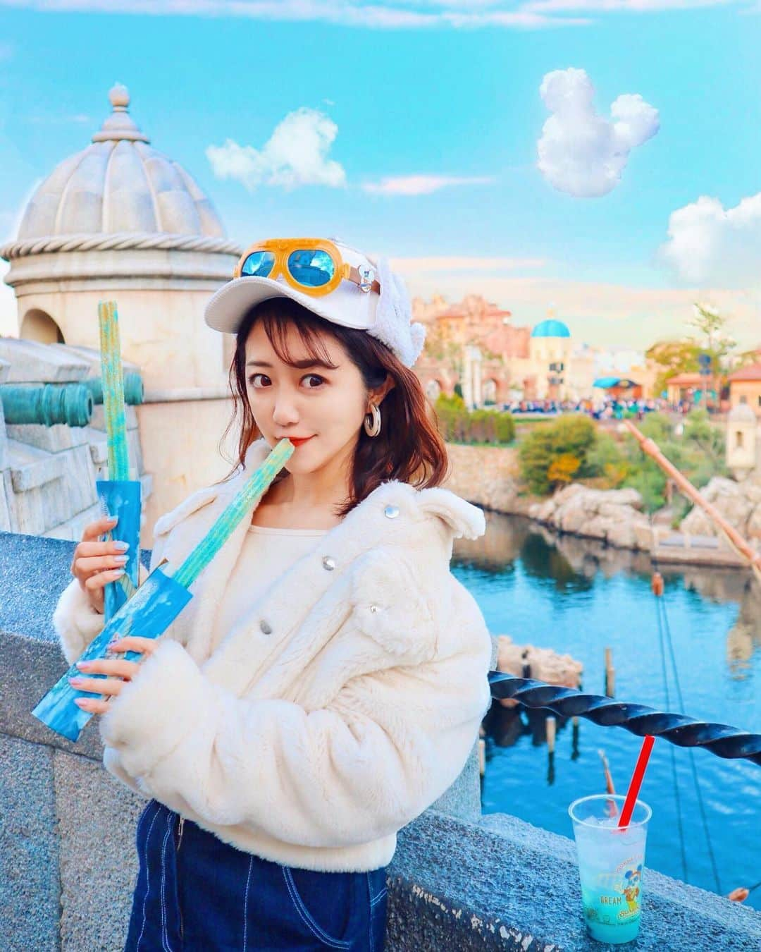 中島絢乃さんのインスタグラム写真 - (中島絢乃Instagram)「✈️🐭💕﻿ ﻿ ﻿ 遠くに#ソアリン が見える👀✨☁️﻿ ﻿ ﻿ ﻿ ﻿ ﻿ ソアリンフードはブルーなんだけど、﻿ ﻿ #ファンタスティックフライトチュロス は﻿ パイナップル味🍍﻿ #ファンタスティックフライトドリンク は﻿ #ライチータピオカ 🥤﻿ ﻿ どちらも美味しかったです！！😍💙☁️﻿ ﻿ ﻿ ﻿ ﻿ でも片手にチュロス片手にタピオカで﻿ ぼーっとしてたら、﻿ 間違えてチュロス吸っちゃったの！🤣💔💦笑﻿ ﻿ これってあるある！？笑﻿ 自分が不安になりました！🥺笑﻿ ﻿ ❤︎❤︎❤︎❤︎❤︎❤︎❤︎❤︎❤︎❤︎❤︎❤︎❤︎❤︎❤︎﻿ #disneysisters_jp#ソアリンバウンド」12月6日 11時34分 - nakajima_ayano