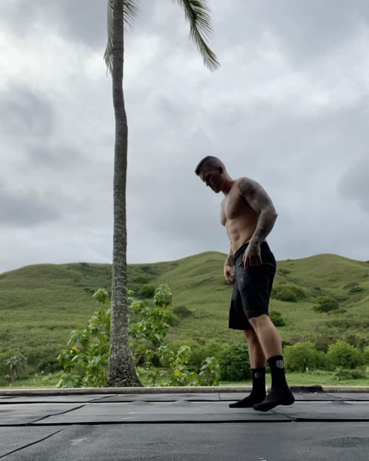 ザッキー・ヴェンジェンスのインスタグラム：「Getting back on the gymnastics grind in this cold weather ❄️😂♻️🤸🏻‍♂️ #hawaiiwinter #core #handstand #abs #noshirt #noshoes #socks #kailua #hawaii #oahu #fitness #alltimelow #workharder」