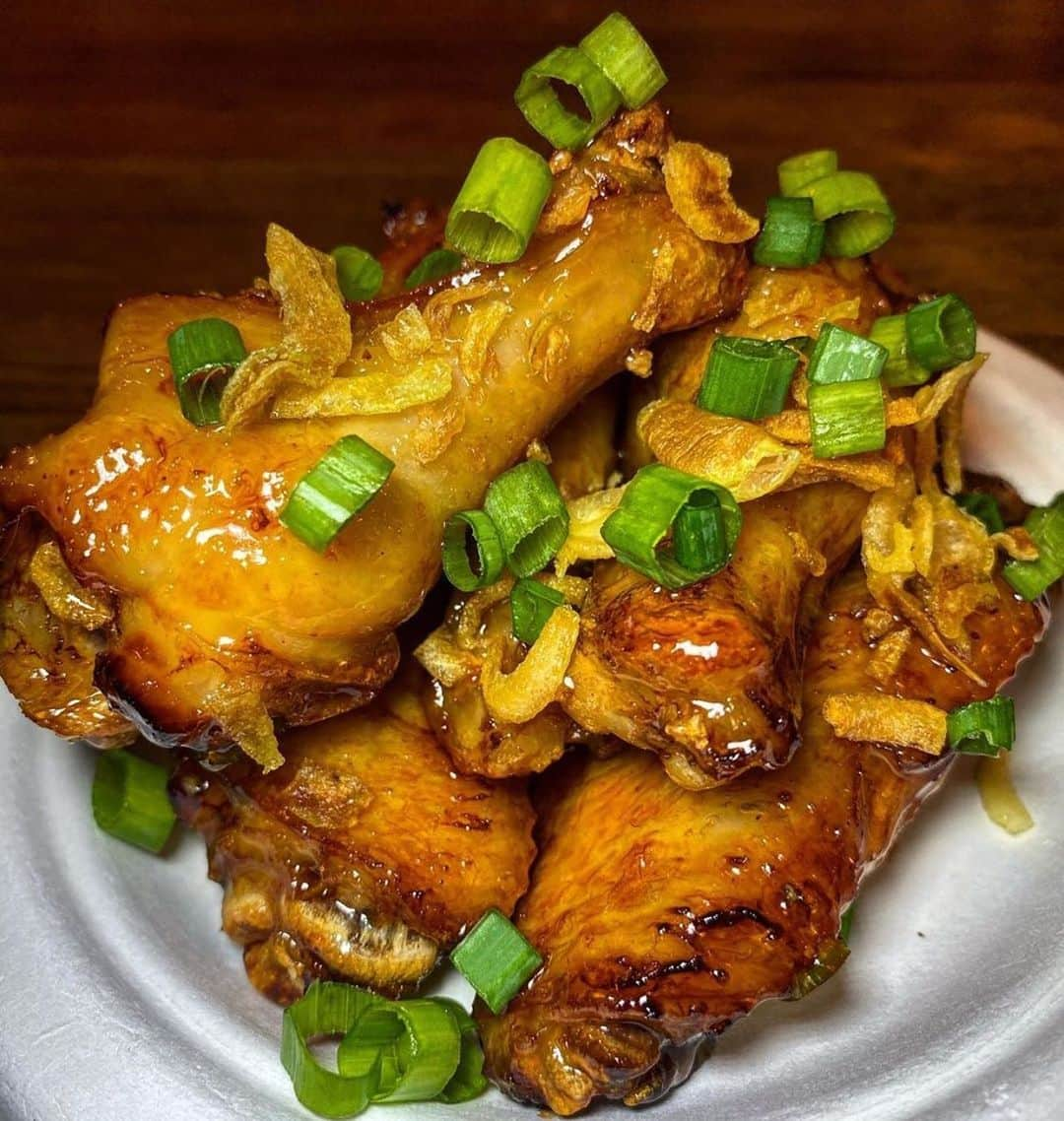 Eater LAさんのインスタグラム写真 - (Eater LAInstagram)「Sari Sari hot wings with spicy caramel and fish sauce from @sarisaristorela. 📸: @theyumdiaries. Hashtag #eaterla on your best photos for a chance to be featured.」12月6日 11時48分 - eater_la