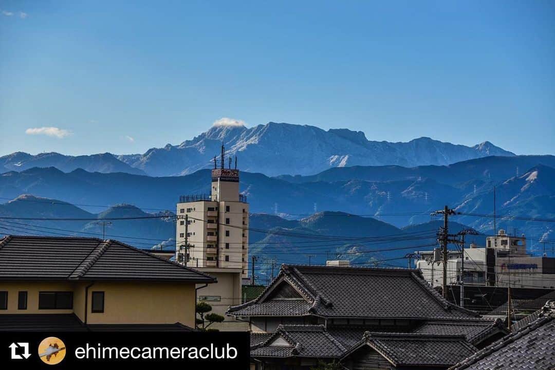 のインスタグラム：「初冠雪﻿ ﻿ ちょうど先週29日から﻿ 雪の便りにみんながざわざわ😚😄😳﻿ ﻿ 白く輝く石鎚は、﻿ 気持ちをシャンとしてくれるわ～✨☃️✨﻿ ﻿ 🏔﻿ ﻿ ﻿ Repost @ehimecameraclub with @get_repost﻿ ・・・﻿ 雪化粧﻿ ﻿ location:愛媛県西条市﻿ ﻿ 久々の投稿。﻿ 昨日今シーズン初の雪化粧となった石鎚山。﻿ ﻿ 撮りためた写真もアップして行きたいと思っています。﻿ ﻿  #愛媛県 ﻿ #西条市 ﻿ #ehime ﻿ #石鎚山 ﻿ #shikoku_trip ﻿ #setouchi_gram ﻿ #lovesaijo ﻿ #japan_of_insta ﻿ #bestjapanpics ﻿ #東京カメラ部 ﻿ #tokyocameraclub ﻿ #lovers_nippon ﻿ #jalan_net ﻿ #light_nikon ﻿ #setouchigram90 ﻿ #japantravelphoto ﻿ #we❤️japan ﻿ #rakutentravel ﻿ #photo_travelers ﻿ #joytb ﻿ #discovery ﻿ #jalan_travel ﻿ #絶景delic ﻿ #otonatabi_japan ﻿ #photo_jpn ﻿ #superbview ﻿ #daily_photo_jpn ﻿ #カメラ好きな人と繋がりたい ﻿ #ファインダー越しの私の世界﻿」