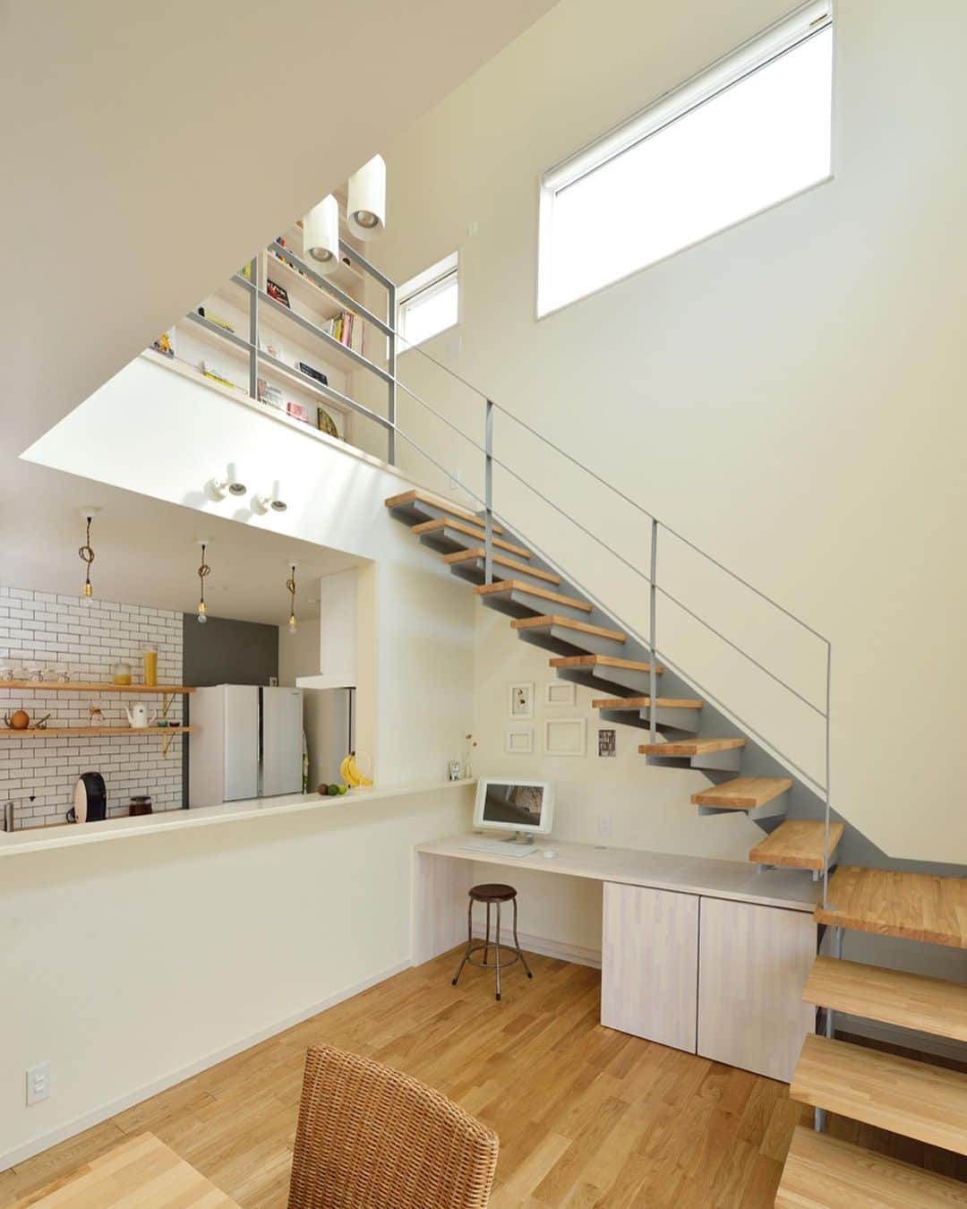 ルポハウス一級建築士事務所さんのインスタグラム写真 - (ルポハウス一級建築士事務所Instagram)「・ ・ ・ デザイン性の高い階段を上がると本棚がお目見え。 ・ 見せる収納と機能性を併せ持った、本との距離を近づける空間です。 ・ ・ ・ 𓐌𓐌𓐌𓐌𓐌𓐌𓐌𓐌𓐌𓐌𓐌𓐌𓐌𓐌𓐌𓐌𓐌𓐌  ルポハウスの施工事例はこちらまで☞ @reposhouse  𓐌𓐌𓐌𓐌𓐌𓐌𓐌𓐌𓐌𓐌𓐌𓐌𓐌𓐌𓐌𓐌𓐌𓐌 #ルポハウス は#ちょっとかっこいい家 を"友人のために" という思いでつくっています。 一生に一度の#マイホーム。 「あなたにしかできない」×「ルポハウスだからできる」で、 私たちだけの#家づくり を思いっきり楽しんでみませんか？！ ・ ・ ・ #住宅 #注文住宅 #新築一戸建て #住まい #シンプルな暮らし #デザイナーズ住宅 #外観 #一級建築士事務所 #設計事務所 #design #simple #滋賀 #大津 #草津#リビング階段 #階段インテリア #鉄骨階段 #見せる収納棚 #見せる本棚」12月6日 11時59分 - reposhouse