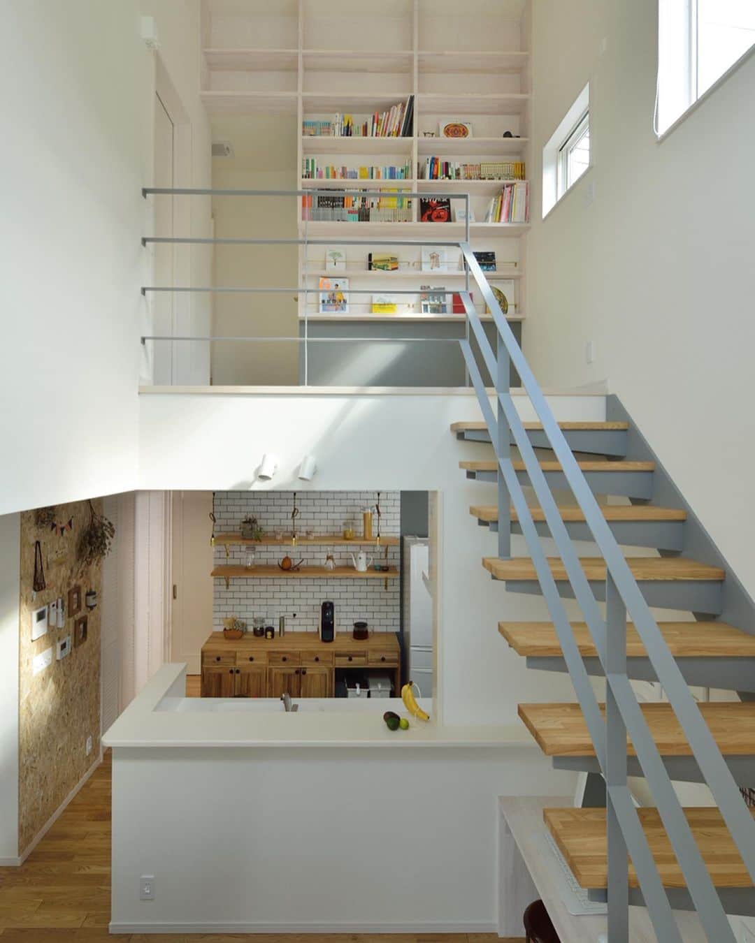 ルポハウス一級建築士事務所さんのインスタグラム写真 - (ルポハウス一級建築士事務所Instagram)「・ ・ ・ デザイン性の高い階段を上がると本棚がお目見え。 ・ 見せる収納と機能性を併せ持った、本との距離を近づける空間です。 ・ ・ ・ 𓐌𓐌𓐌𓐌𓐌𓐌𓐌𓐌𓐌𓐌𓐌𓐌𓐌𓐌𓐌𓐌𓐌𓐌  ルポハウスの施工事例はこちらまで☞ @reposhouse  𓐌𓐌𓐌𓐌𓐌𓐌𓐌𓐌𓐌𓐌𓐌𓐌𓐌𓐌𓐌𓐌𓐌𓐌 #ルポハウス は#ちょっとかっこいい家 を"友人のために" という思いでつくっています。 一生に一度の#マイホーム。 「あなたにしかできない」×「ルポハウスだからできる」で、 私たちだけの#家づくり を思いっきり楽しんでみませんか？！ ・ ・ ・ #住宅 #注文住宅 #新築一戸建て #住まい #シンプルな暮らし #デザイナーズ住宅 #外観 #一級建築士事務所 #設計事務所 #design #simple #滋賀 #大津 #草津#リビング階段 #階段インテリア #鉄骨階段 #見せる収納棚 #見せる本棚」12月6日 11時59分 - reposhouse
