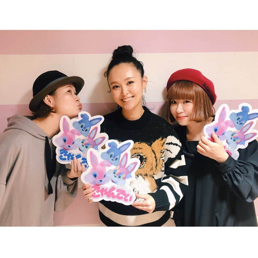 板橋よしえさんのインスタグラム写真 - (板橋よしえInstagram)「#candystripper SPRING exhibition 3日目は顧客様DAY！ お客様たちと3ヶ月に1度、顔を見ながらお話出来るのが楽しいです☺️✨ . 今日はSPRING collectionをご覧頂け るLINE LIVEの配信が ①18:00-②19:30-③21:00-と3回あります！ぜひ！ご覧ください☺️ . 写真はいつも太陽みたいな笑顔の@miki_shiraishi1115 ちゃん🤰 会うたびにお腹が大きくなっていて、あともうすぐで👶🍼に会えるんだなあ～と今からとっても楽しみ！！ みきちゃん❤️元気な赤ちゃんを産んでね🥰❤️ 1番左はキャンディ設立当時からずっとキャンディ&わたしを支え続けてくれているバヤッコ。 わたしの先輩となる5歳男子👦🏻の母で、仕事と家庭を両立しているバヤッコは頼もしい存在なんだ～。 #白石みき #candystripper」12月6日 11時52分 - candy_yoshie