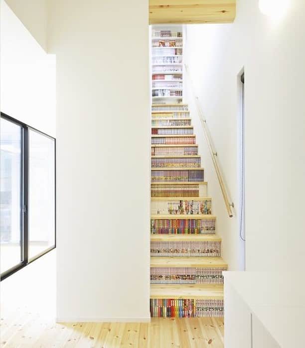 コラボハウス一級建築士事務所さんのインスタグラム写真 - (コラボハウス一級建築士事務所Instagram)「.⠀⠀⠀⠀⠀ 階段自体を本棚として活用しました。⠀⠀⠀⠀⠀ 単行本が蹴上の高さにちょうど良いサイズ。⠀⠀⠀⠀⠀ これなら買い集めた本を⠀⠀⠀⠀⠀ 余すことなく収納できます。⠀⠀⠀⠀⠀ .⠀⠀⠀⠀⠀ 階段に座り込んで⠀⠀⠀⠀⠀ 読めるのも魅力的です。⠀⠀⠀⠀⠀ .⠀⠀⠀⠀⠀ 他にも沢山のお家を⠀⠀⠀⠀⠀ ホームページの施工例でご紹介しています。⠀⠀⠀⠀⠀ @collabo_house　からご覧ください。⠀⠀⠀⠀⠀ #本棚#階段#単行本#蹴上#漫画好き#コレクション#趣味#空間#有効活用#無垢床#自分らしい暮らし #デザイナーズ住宅 #注文住宅新築 #設計士と直接話せる #設計士とつくる家 #コラボハウス #インテリア #愛媛 #香川 #新築 #注文住宅 #マイホーム」12月6日 12時00分 - collabo_house
