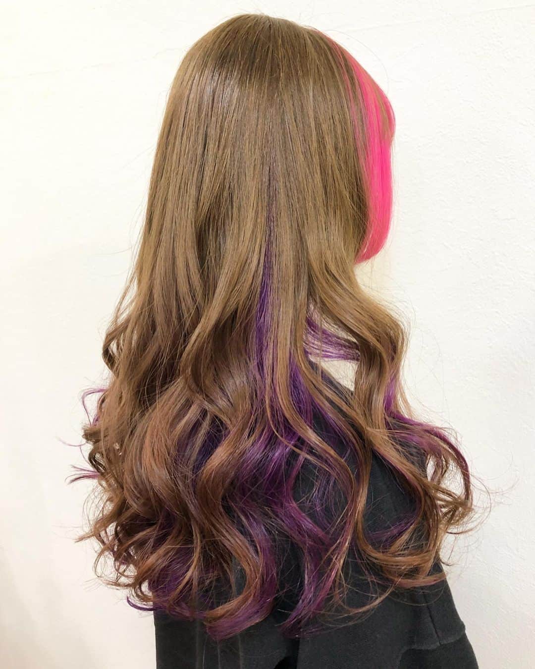 salon PRATiNO(サロンプラチノ)のインスタグラム：「. 💫💓ナチュラル&派手髪💓💫. . ブリーチを何度かしていたり、 着色剤などで色んな色にして色味が 髪に残留したり、 ムラになっていたり、、 色々な履歴のある髪の毛を カラーして綺麗に変身❣️ インナーはパープル、右サイドはピンク💗 上はベージュでナチュラルに❣️ 色ムラがあったり変色してしまった髪の毛も、ここまで変われる💫💫 色ムラ直しや派手カラーについては プラチノにお任せ下さい💜💜 . . 【CLAVIS PRATINO】 ◇月曜日～土曜日 11:00～20:00 ◇日曜日 11:00～18:00 ※定休日なし ※時間外はお問い合わせください。 愛知県名古屋市中区錦3-4-19石垣ビル７Ｆ ☎︎052-962-7017 . #hairstyle #hair #cornrow #braids #clavispratino #spiralperm #pratino #hairsalon #nagoya #haircolor #love #派手髪 #外国人風カラー #バレイヤージュ #グラデーション #コーンロウ #ブレイズ #スパイラルパーマ #特殊ヘア #ブラックヘア #美容室 #ヘアサロン #ヘアスタイル #ヘアカラー #クラビスプラチノ #名古屋 #栄 #錦」