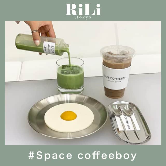 RiLiさんのインスタグラム写真 - (RiLiInstagram)「スタイリッシュな空間で目玉焼きみたいな〇〇を🙊💭🍳 ..... 韓国･カロスキルにある【Space Coffeeboy(スペースコーヒーボーイ)】は、無機質×モノトーンを基調としたおしゃれカフェ🕯ここで食べられる見た目が目玉焼きみたいなスイーツがいま話題になってるよ🙊🍳🍳 ｢SUNNY SIDE UP(サニーサイドアップ)｣という名のこのスイーツ…黄身がマンゴー味、白身がココナッツ味のプリンなんだって🤫💕💕かわいくてインパクトもあるから思わずInstagramに載せたくなっちゃうよね🤳🤳 お店はお昼から夜の12時までやっているから韓国旅行のシメとしても行けちゃうよ🙆♀プリンは売り切れちゃうこともあるみたいだから、食べたい子は早めに訪れてみてね🌿 ❣ ❣ ❣ ❣ ❣ サイトやSNSで掲載させていただくお写真募集中😘📸 かわいいコーデやアイテム、注目スポットなどが撮れたら、ハッシュタグ→#rili_tokyo  を付けて投稿❗ ． Special Thanks💋 Photo by @___1126703 @odangomone @momoe_619 @joah.chika @kaho_www.jp @s__810__m @__gaomu @a.c.o__ ． #冬 #spacecoffeeboy #スペースコーヒーボーイ #韓国カフェ #新沙カフェ #カロスキルカフェ #カフェ巡り #プリンカフェ #消えそうな色コーデ  #ブラウンコーデ #ベージュコーデ  #ワントーンコーデ #シンプルコーデ  #カジュアルコーデ #ガーリーコーデ #置き画 #置き画くら部 #今日のコーデ #コーデ #コーディネート #RiLi  #おしゃれさんと繋がりたい #お洒落さんと繋がりたい #ファッション #패션스타그램 #ootd #outfit」12月6日 12時01分 - rili.tokyo