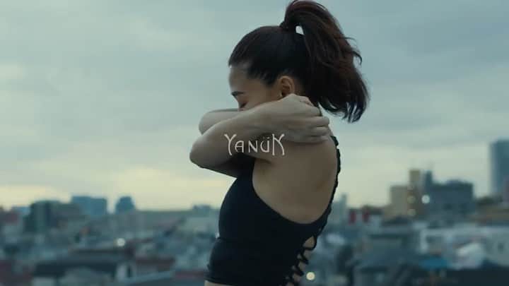 のインスタグラム：「究極のはき心地にこだわった新感覚ヨガデニム　　Bestie♡ ついに本日から期間限定(12月22日23:59まで)で　@yanuk_official  のオンラインで予約販売開始します！  本日から代官山のヤヌークshopで各サイズご試着いただけますので、気になっていた方、size感気になる方は、ぜひ一度！脚を通してみてください🙏  期間限定の受注販売(お届けは3月になります)なのでお見逃しなく🙏  きっと私が年間一番履いているのは黒スキニー！だって、 Tシャツにも、 フーディにも、 ニットにも、 流行りのロング&ロングのレイヤードにも！　 なんにでも合うんだもんっ😆 どんな服にも合う黒スキニーって私にとって神アイテム✨👏 黒スキニーを選ぶ目、履いた数には自信があります　🤣　✌️ 兎に角！黒スキニーさえあれば❣️ 皆様の毎日のスタイリングに、 親友のように寄り添ってくれる頼もしい相棒になるように… Bestie♡ そんな名前をつけました！  今日から22日までヤヌークのオンラインと代官山店で！予約受付中です🙋‍♀️❣️ @yanuk_official  どうぞよろしくお願いします！」