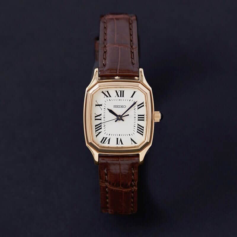 のインスタグラム：「【 PRECIOUS ITEM NO,64 " SEIKO × Shinzone COLLABORATION  WATCH  EDITON 2 " 】  12/7(土)よりShinzone 全店にてセイコーとのコラボレーションウォッチの第二弾が発売いたします。 ※WEB STOREでの販売は、 【 12/7(土) 正午12:00 】に販売開始を予定しております。 ※お取り置き・店頭での通信販売に関しましては、発売から1週間後の12/14より受付可能です。  今回は、ゴールドのスクエアケースに、アイボリーの文字盤、スチールブルーの3針に贅沢なリアルクロコダイルのレザーバンドでより女性らしい印象に仕上げました。  また、Shinzone オフィシャルHPのPRECIOUSE ITEMページにてご紹介しております。  ぜひご覧くださいませ！  #Shinzone #シンゾーン #shinzone_select2019aw #seiko #セイコー #watch #腕時計 #exclusive #別注 #preciousitem」