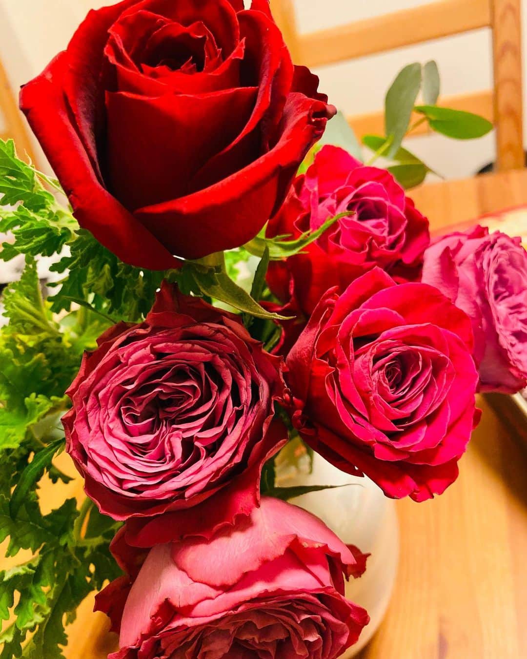 中村祥子さんのインスタグラム写真 - (中村祥子Instagram)「素敵な花束をたくさん頂きました🥰❤️ ありがとうございます‼️ クリスマスにピッタリ✨な花束💐 家の中がとっても華やかです☺️ #リース @malmo_flower #いつもスペシャル #感動 #」12月6日 12時16分 - shoko_officialpage