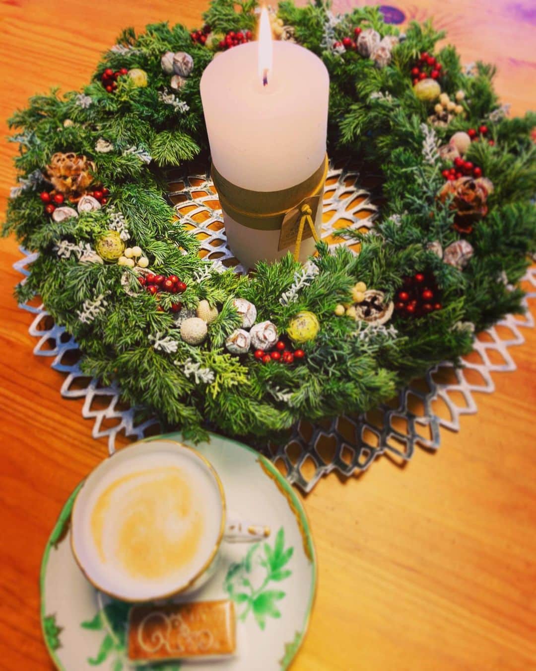 中村祥子のインスタグラム：「素敵な花束をたくさん頂きました🥰❤️ ありがとうございます‼️ クリスマスにピッタリ✨な花束💐 家の中がとっても華やかです☺️ #リース @malmo_flower #いつもスペシャル #感動 #」