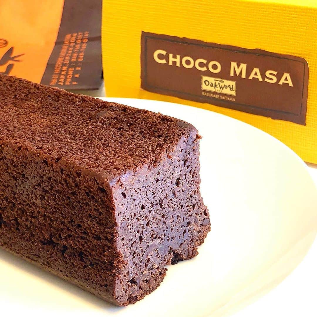 市川歩美さんのインスタグラム写真 - (市川歩美Instagram)「菓子工房オークウッド『チョコマサ』です。横田秀夫シェフによるチョコレートケーキ。先日春日部にて❤️ 横田シェフがパークハイアット東京にいらした頃からの、私の中の名作です❤️ みんながおいしいね、とほっとして、またあれたべようね、っとなるケーキ🙂🙂 #ilovechocolate#chocolate#chocolatelover#チョコレート#チョコレート大好き#チョコレート好き#春日部#オークウッド #菓子工房オークウッド」12月6日 12時09分 - ayumichocolat