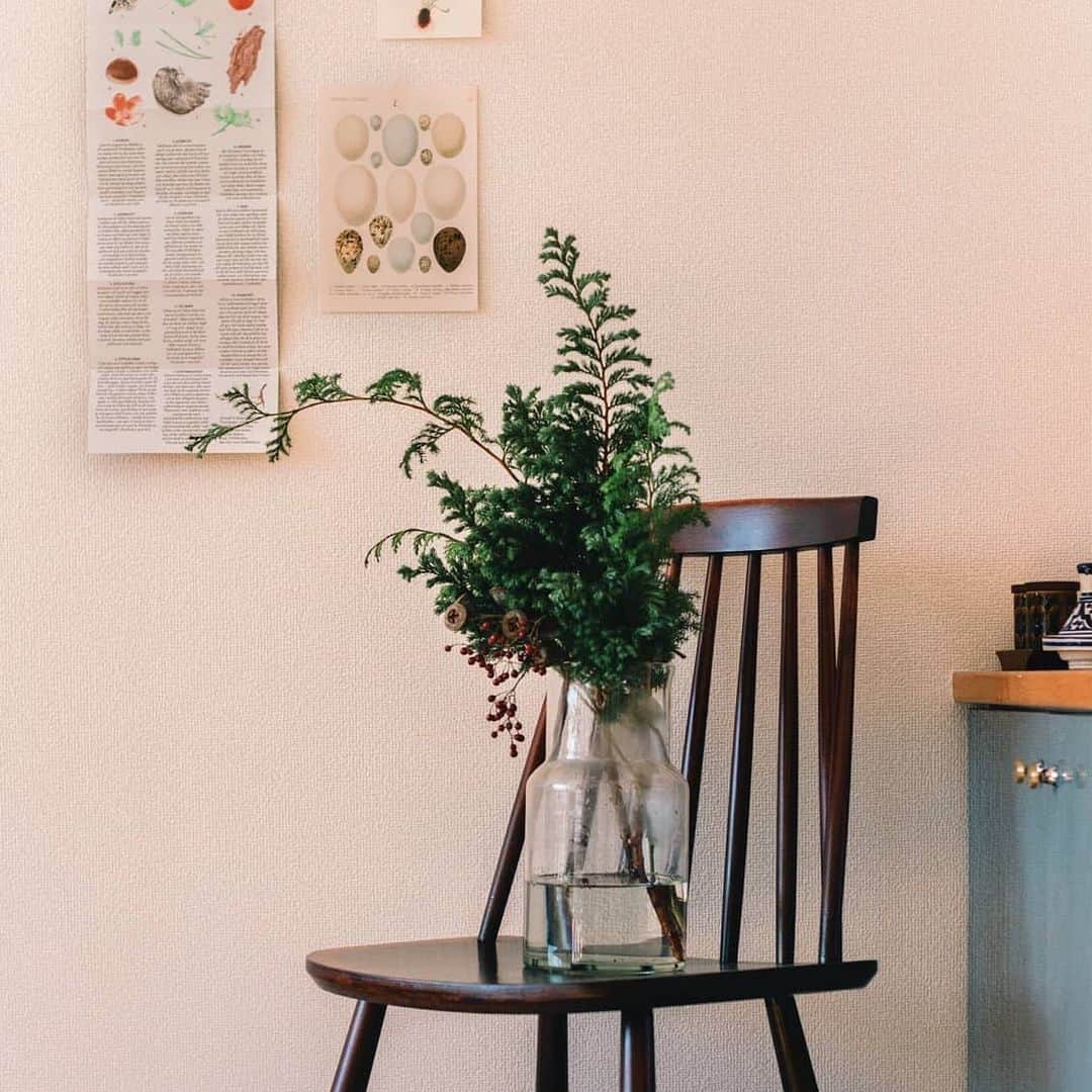北欧、暮らしの道具店さんのインスタグラム写真 - (北欧、暮らしの道具店Instagram)「枝ものがちょうどいい！テクニックのいらないガラスの花瓶🎄 . - - - - - - - - - - - - 買ってきた枝ものを、サッと活けるだけで サマになるのがうれしい！ テクニックのいらないガラスの花瓶。  この時期のお花屋さんでは、 ヒムロ杉やヒバ、コットンフラワーなど、 冬らしい枝ものがたくさん並んでいるので、 ツリーの代わりに飾るのもいいですね。  ガラスも分厚過ぎず軽いので、持ち運び楽々。 また底部が広く、安定感もあり、 倒してしまう心配もなさそうです◎  お手入れのしやすさも嬉しいポイント。 瓶の中の掃除って難しいのですが、 これなら口が広いので、 手を入れてスポンジでしっかり洗えます！ . - - - - - - - - - - - - ・リューズガラス/フラワーベース（高さ26cm） . ▶お買いものは写真内のタグをタップ！　またはプロフィールのリンクからどうぞ→@hokuoh_kurashi . ▶︎ 海外にお住まいのお客様も、代理購入サービス「Buyee（バイイー）を通じてご購入いただけます（For overseas customers, our products can be purchased through Buyee.) . #interior#interiors#livingroom#homedecor#instahome#homewares#green#flower#christmas#xmas#クリスマス#オーナメント#飾りつけ#花瓶#フラワーベース#グリーンのある暮らし#リューズガラス#グリーン#植物#インテリア#北欧インテリア#リビング#暮らしを楽しむ#日々の暮らし#北欧#暮らし#北欧暮らしの道具店」12月6日 12時10分 - hokuoh_kurashi