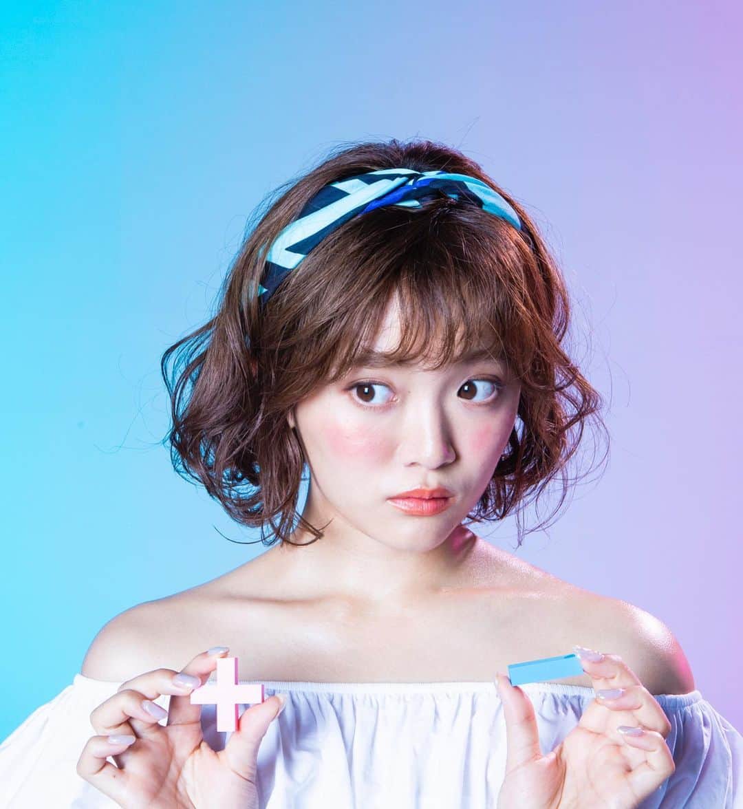 のインスタグラム：「.﻿ 毎日の食事で体の中からもっとキレイに✨﻿ 本日は、食物繊維たっぷりで腸内環境を整える上に、レンジで時短調理できちゃうレシピをご紹介！﻿ .﻿ ﻿ 💫ネバネバ食材と鶏肉の生姜蒸し﻿ . [効果]﻿ 海藻、オクラなどネバネバ食材には食物繊維が多く含まれ、腸内環境を整えます。﻿ さらに、鶏肉に含まれるビタミンB群で体の中からキレイに。﻿ 髪の毛や爪のツヤをアップし、美肌効果を高めます。﻿ ﻿ [材料]﻿ ・鶏もも肉（1枚）﻿ ・オクラ（5本）﻿ ・乾燥わかめ（大さじ1）﻿ ・生姜（小さじ1/2）﻿ ・醤油（小さじ2）﻿ ﻿ [作り方]﻿ 1. 鶏もも肉を食べやすい大きさに切る﻿ 2.乾燥わかめを水に入れて５分ほど戻す﻿ 3.鶏肉を酒、醤油を入れた耐熱容器に入れてレンジで5分加熱する﻿ 4.よく水を切ったわかめ、洗ったオクラ、すりおろした生姜を容器に入れて、再度レンジで１分間加熱して完成﻿ ※鶏肉に火が入っていなかったらさらに１分間加熱﻿ ﻿ ぜひ作ってみてね！﻿ ﻿ ﻿ キレイモでは会員のみなさまに、きれいの秘訣がたくさん詰まった会報誌 "KIREIMO+MAGAZINE"をお配りしています！﻿ 表紙は田久保夏鈴さん(@kar_insta_gram)が担当💓﻿ ぜひ読んでみてね！﻿ ﻿ #KIREIMO #キレイモ #脱毛 #全身脱毛 #脱毛サロン#美容 #美容情報 #美容部 #kiremaga﻿ #肌ケア #メイク #コスメ #スキンケア #時短料理  #もっちり肌 #顔脱毛 #褒められ肌 #スキンケアマニア #美容オタク﻿ #透明感 #透明感女子 #透明感メイク #美肌ケア #美肌レシピ﻿ #レシピ #今夜の晩御飯 #夜ごはん #美容食 #ダイエット食 #デトックス」