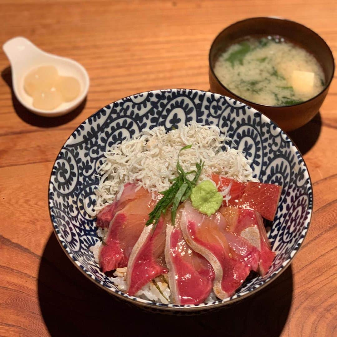 くろさんのインスタグラム写真 - (くろInstagram)「2日連続で魚金の鰤丼🐟700円 これマジ旨っ😋 問題は、キーマカレーランチ残骸のらっきょが本日で終了っぽく、キュウリの漬物に切り替わりつつ。ラスト2のらっきょをいただきました。キュウリ苦手なので是非違う漬物にしてくれるとありがたいっす🙇‍♂️ #鰤丼 #新鮮で旨い #魚金の鰤丼 #魚金ランチ #活力魚金 #立ち呑み活力魚金 #新橋魚金 #新橋ランチ」12月6日 12時24分 - m6bmw