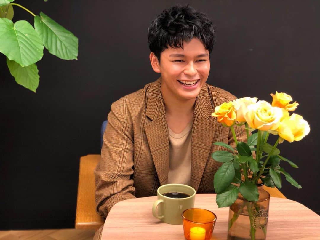 映画『午前0時、キスしに来てよ』のインスタグラム：「＼💍WEEKENDGORDON×WEEKENDFLOWER💐／ ﻿ ﻿ ６週間に渡り、お家がお花屋さんの「あーちゃん」を演じるゴードンさんから週末おすすめのお花をご紹介させて頂きましたがいかがでしたでしょうか⁉🤗﻿ ﻿ ラストの今週は、なんと！﻿ ﻿ スペシャルインタビュー👏&素敵なメッセージも…🍀﻿ ﻿ 詳細はこちら👇﻿ ﻿ http://www.floweringjapan.com/weekendflower/  こちらもぜひ、見に来てよ😘﻿ ﻿ #ゼロキス公開﻿ #weekendflower #花と素敵な週末を #WEEKENDGORDON  #flower ﻿ #お花屋さん ﻿ #あーちゃん #ゴードン #眞栄田郷敦 ﻿ #あーちゃん家の花屋の名前はルーシーグレイ ﻿ #ルーシーグレイ ﻿ #午前0時キスしに来てよ #0キス ﻿ #映画0キス #0kiss  #ゼロキス」