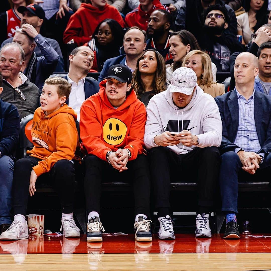 トロント・ブルージェイズさんのインスタグラム写真 - (トロント・ブルージェイズInstagram)「We 👀 you, @austonmatthews 🔥🔥🔥 ... (📸 @Raptors)」12月6日 12時20分 - bluejays