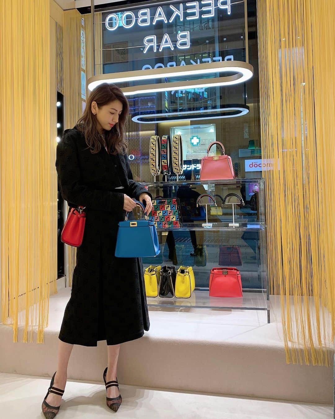 美香さんのインスタグラム写真 - (美香Instagram)「FENDI 銀座店で行われている 【ピーカブーバー（PEEKABOO BAR）】へ❤️💚💙 取り外し可能なハンドル、ストラップを好きなように組み合わせて自分だけのオリジナルバッグが作れるの！ 専用のカバーに文字入れも出来るなんて可愛すぎますよねー💗 バリエーションはなんと4万通り🤹‍♀️ カスタマイズしたバッグがその場ですぐ完成するなんて素敵ですよね💚💙❤️世界でまだ2回目のイベント。12月15日まで @ginzasix_official の @fendi にて！！是非っ💗 #fendipeekaboobar」12月6日 12時21分 - mikaofficial99