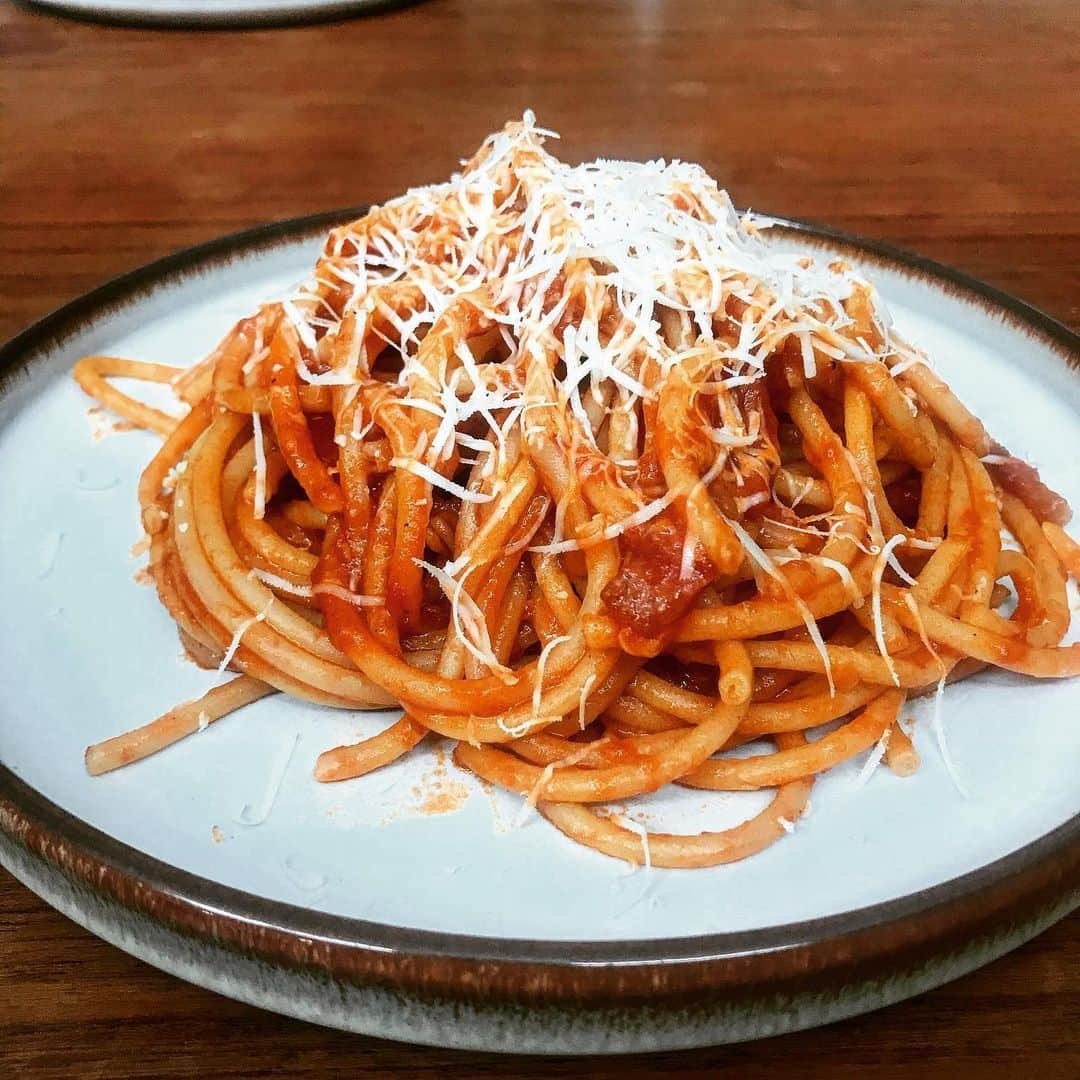 桜井誠さんのインスタグラム写真 - (桜井誠Instagram)「pasta all' amatriciana クラシックスタイルのアマトリチャーナをお昼に。 パスタはブロンズダイスのブカティーニ。かなりザラザラでソースの持ち上げが良いです。 グアンチャーレとペコリーノを桜井食堂パスタ編でもお世話になったピアッティに買いに行き、良き材料が揃った所で早速調理。 弱火でグアンチャーレの脂と旨味をじっくり引き出し、白ワインを入れ、乳化したら一旦取り出し、同じパンでトマトソースを温めつつ、パスタも茹で上がり。 パンの中で仕上げる為に少し固めに上げて、グアンチャーレと美味しい脂も適量戻し、茹で汁で調整しながら仕上げていきました。 仕上げにはペコリーノをたっぷりと。 とても美味しく出来上がり満足！ ゆっくり料理作れる幸せ。ありがたい。  明日はTHE  SEVENS 仙台PIT 皆さんお待ちしてます！  #桜井食堂 #pasta #amatriciana #ピアッティ」12月6日 12時22分 - m_sakurai_da