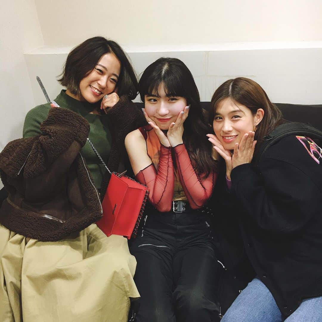 のインスタグラム：「昨日はフロムニューエイジアツアー名古屋公演へ🏃‍♀️🏃‍♀️🏃‍♀️ 水曜日のオンエアを終えてやっぱり観に行きたい！となり駆けつけました🥰 令和を担う4組のライブ、やはり胸熱だった🦄 . eillちゃんのNew Albumのタイトルでもある"SPOTLIGHT"がやっとライブで聴けて感激💓 ZIP-FMナビゲーター先輩のうえともさんにもお会いできましたςϋॽᵋᵌ #FM802 #zipfm #にゃん」