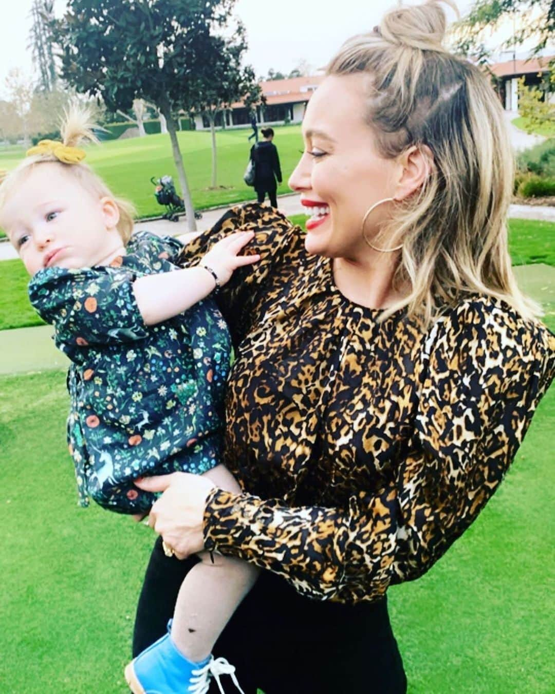 E! Onlineさんのインスタグラム写真 - (E! OnlineInstagram)「Hilary: One more day of work Banks: Us rn (📷: @hilaryduff)」12月6日 23時16分 - enews