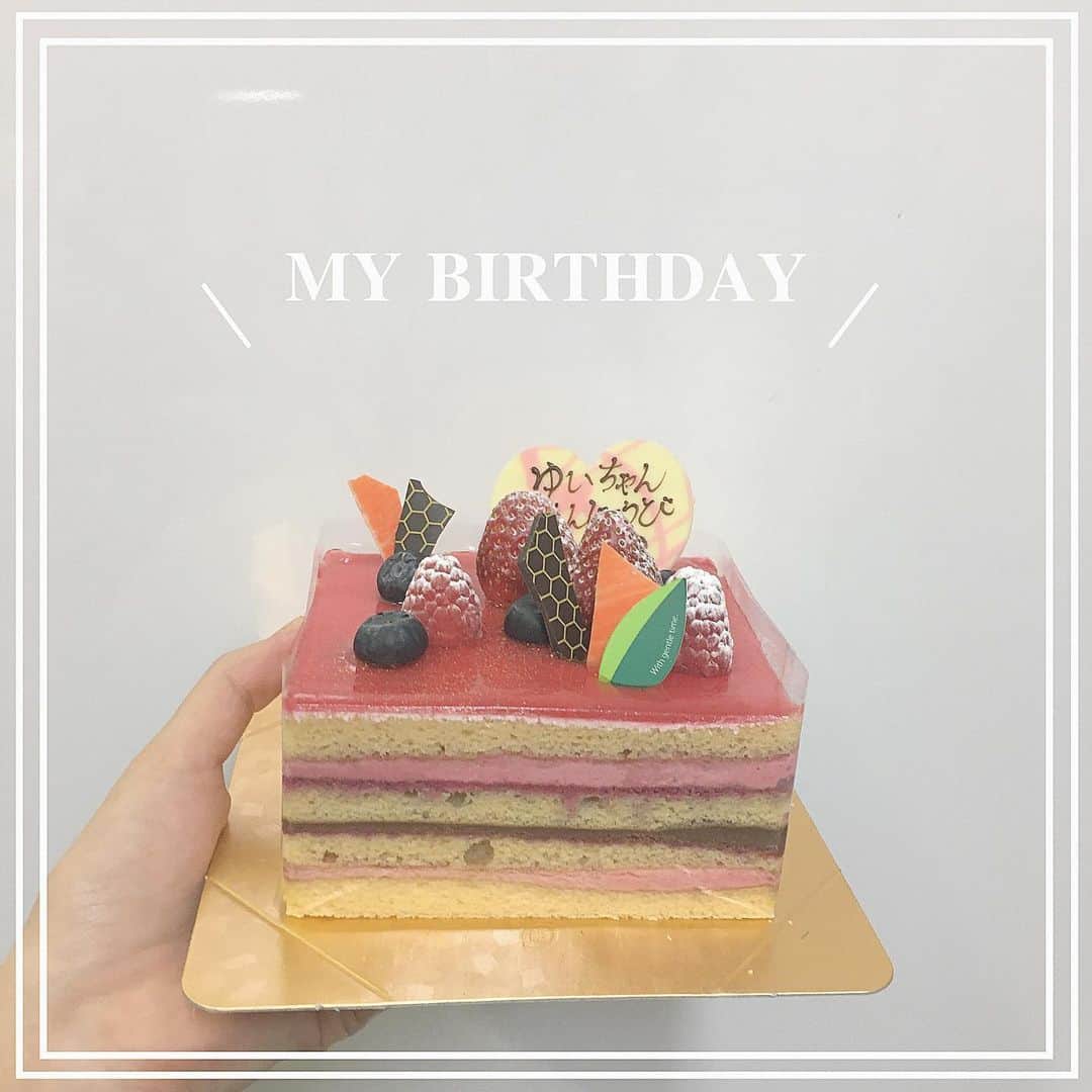柳澤ゆいのインスタグラム：「・ 15歳になりました🌷 ・ #birthday #ケーキいちご最高😭」