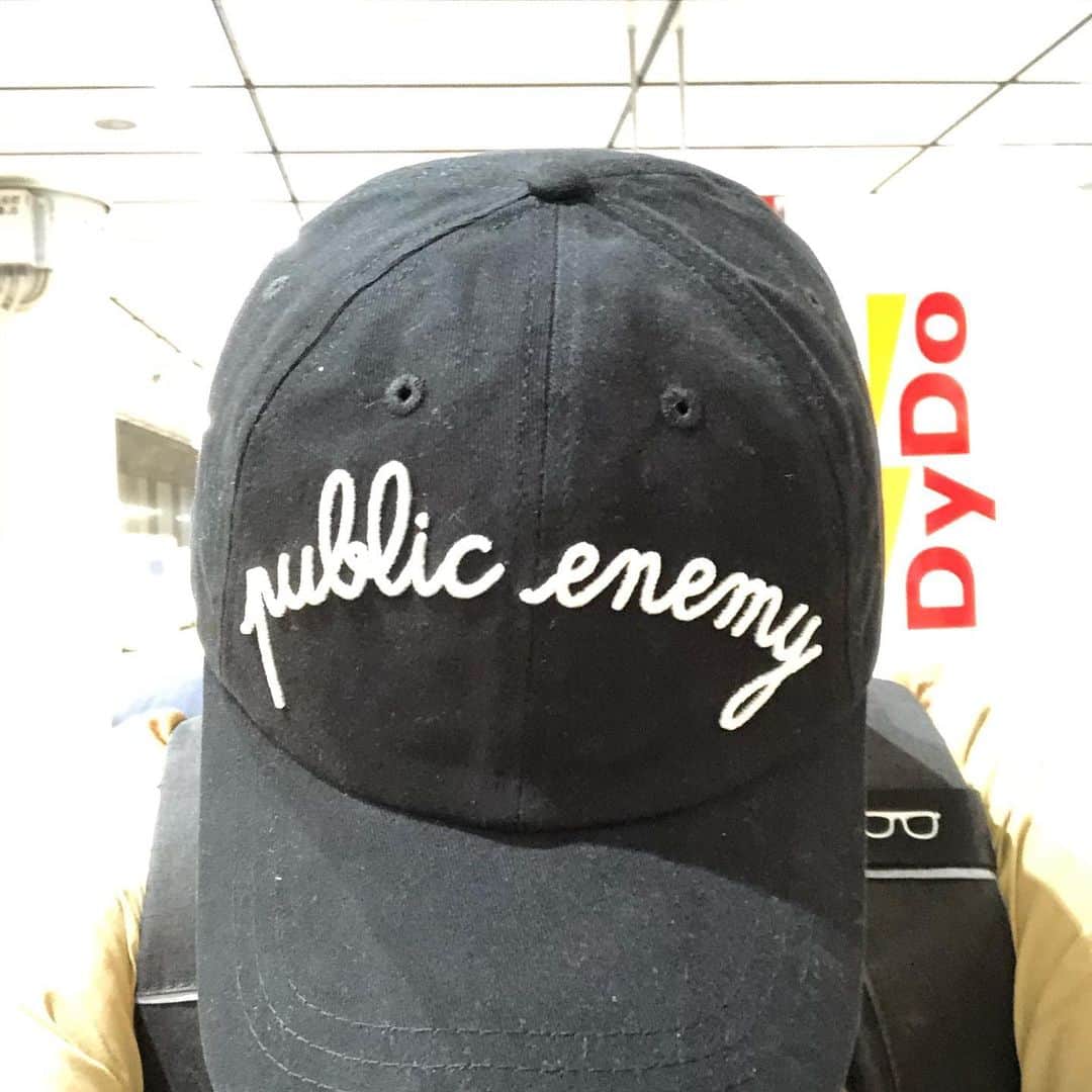 いとうせいこうのインスタグラム：「買いたてのお気に入りの帽子でアコースティック系ダブポエトリーLive。都合一時間、いい演奏。さすがのメンバーでした。後ろにダイドーも写った。」