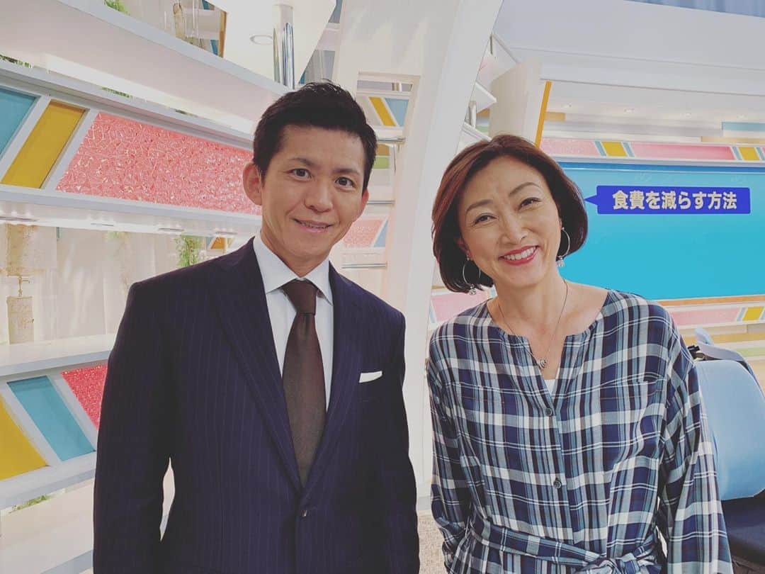 のインスタグラム：「木曜のテレ朝ワイドスクランブル。 いつかお会いしたいと思っていた津田塾大学教授の哲学者、萱野稔人先生。😊👍 たくさん質問しちゃったもんね。 家帰っても「パリ第10大学だよ」「哲学の博士だよ」って言いながら、ひえーすごいよねーみたいに盛り上がった。😁 まだまだ聞きたいことがたくさん。 ありがたいご縁でした。」