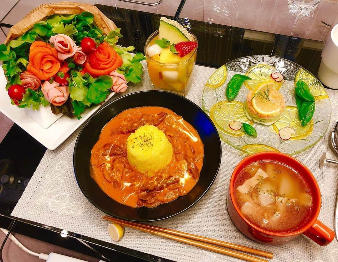 岡田栞奈のインスタグラム：「今日はプロポーズ記念日💍 だったのでスペシャル献立です💕  メニューは ・ビーフストロガノフ ・白菜とベーコンのスープ ・花束サラダ ・アボカドとサーモンのタルタル ・フルーツポンチ ですっっっ👩‍🍳✨ ・ ・ ・ 最初普通に花束を買おうとしたんだけど どうせなら料理で作っちゃえ！と思って、 サラダを花束風にアレンジ💐してみました☺️💕 インパクトあったみたいで 旦那さん喜んでくれた‼️ また1年後作ろっと😚 #プロポーズ記念日 #SP献立 #花束サラダ #ビーフストロガノフ #かんなご飯 #主婦 #晩御飯 #大好きです❤」