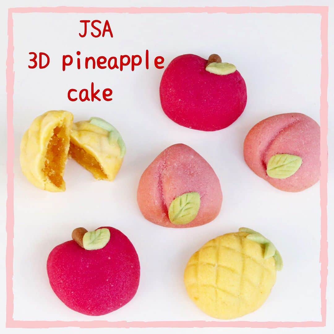 日本サロネーゼ協会さんのインスタグラム写真 - (日本サロネーゼ協会Instagram)「【NEW】JSAの新公式1dayレッスンは、3Dパイナップルケーキ🍍 パイナップルの形に、パイナップル餡が入っているのが、かわいすぎます💕 これから、いろいろな味のフルーツ餡を、アレンジレシピとして追加予定です🍎 可愛らしいパイナップルケーキは、いま台湾や東南アジアで大人気✨ JSAの3Dパイナップルケーキは、本場の作り方をベースに、 より造形がしやすく風味豊かなサクサク生地にこだわり、開発をしました✨ 生のパイナップルから作る、手作りパイナップル餡と絶妙にマッチ♡していて、 「市販のものより、おいしい😋❣️」 と、大好評いただいております✨  今月より、全国のJSA認定教室でご受講が可能です😊 全国一律受講料金:5,100円(税込・レシピ、材料費込み)  詳細はこちらをご覧くださいね↓  https://salone-ze.or.jp/blog/12015/  #パイナップルケーキ #パイナップルクッキー #3dパイナップルケーキ #JSAパイナップルケーキ #サロネーゼ #パイナップルケーキレッスン #pineapplecake  #鳳梨酥 #鳳梨酥課程  #凤梨酥 #凤梨酥课程 #Kuenanas #คุกกี้สับปะรด」12月6日 21時48分 - japan.salonaise.association