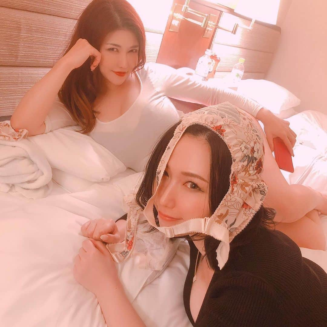 佐山愛さんのインスタグラム写真 - (佐山愛Instagram)「❤︎ ・ ぴょす @anri_okita のランジェリーで 遊ぶシリーズ第二弾👙❤️ ・ ぴょすのブラを被ると 水球選手になります🤽‍♂️ ・ Photo by @official_hitomitanaka」12月6日 22時01分 - ai_sayama0108