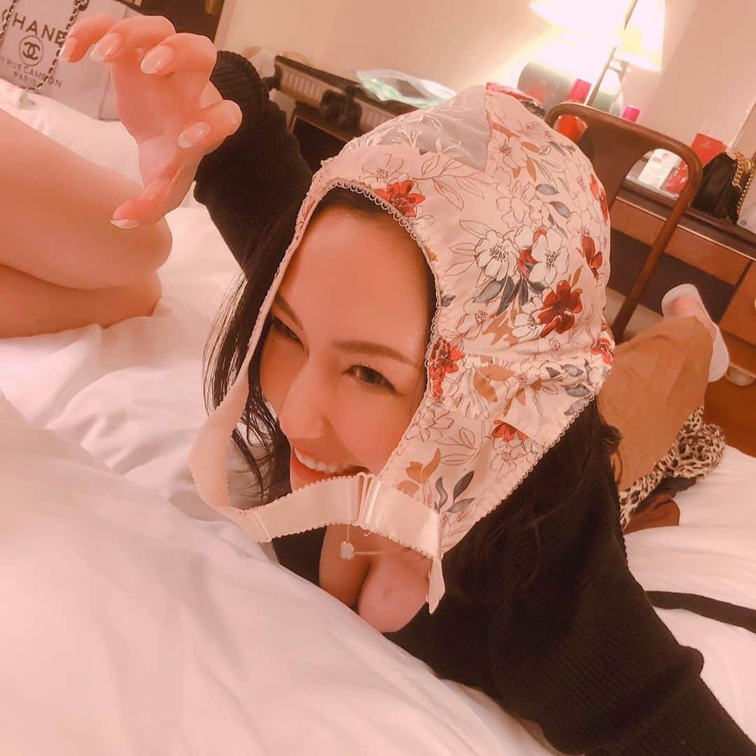 佐山愛のインスタグラム：「❤︎ ・ ぴょす @anri_okita のランジェリーで 遊ぶシリーズ第二弾👙❤️ ・ ぴょすのブラを被ると 水球選手になります🤽‍♂️ ・ Photo by @official_hitomitanaka」