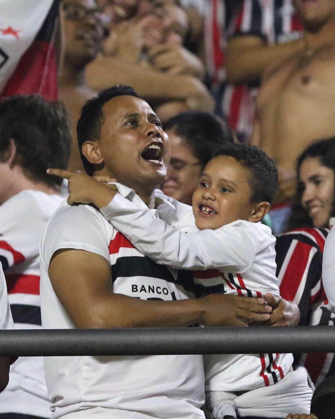 São Paulo FCさんのインスタグラム写真 - (São Paulo FCInstagram)「Sentimento que jamais acabará! #TricolorDesdeSempre 🇾🇪❤️ ⠀⠀⠀⠀⠀⠀⠀⠀⠀ 📸 Rubens Chiri / saopaulofc.net」12月6日 21時53分 - saopaulofc