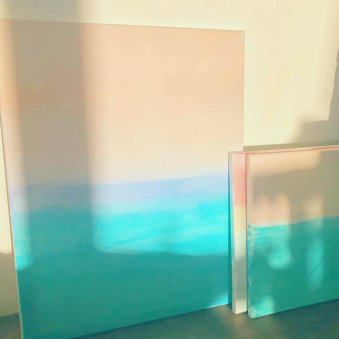 のインスタグラム：「Paintings of Ocean and Sky  海と空の絵たち。 ●絵画作品限定販売について●  おかげさまで完売となりました。 どうもありがとうございました。。 絵画は12/16までご覧いただけます。 ほかにも沢山、丸山敬太セレクトの素敵なモノたち。 是非出逢いにおでかけください。  12/16まで開催中 Open 10:00 - 21:00 ●渋谷フクラス内　 東急プラザ3F 111-ICHIICHIICHI- にて ○東京都渋谷区道玄坂1-2-3  丸山敬太ディレクション 暮らしの中に素敵な"コト"を創り出す 美しい "モノ'' 達 =年末年始バージョン=  12/5より 新時代の商業施設フクラスが Grand Open。 "大人の楽しめる渋谷" をコンセプトとした東急プラザ内3Fに今、ここでしか出会えないこだわりの逸品やサービスを創出する組み合わせ型POPUPスペース111 -ICHIICHIICHI- がOPEN！  オープニング第一弾として111 -ICHIICHIICHI- 全スペースを丸山敬太がプロデュース。丸山敬太が手がけるコンセプトショップ丸山邸のコンセプトをベースに和のコト、服のコト、うつわのコト、家のコト、年末年始を彩る4つのコトをテーマにした、独自の世界観をお楽しみいただけます。  アートやヴィンテージファニチャー。 着物や和装小物、人気作家による硝子・木工・漆・陶磁器などのセレクション。 もちろんKEITAMARUYAMAの商品も展開いたします。 @keitamaruyama_official  @keitamaruyama」