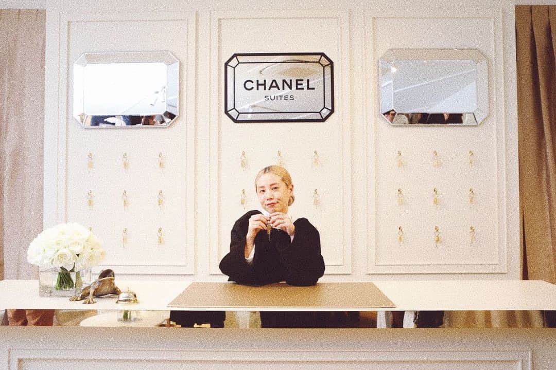 のインスタグラム：「. . 🗝🗝🗝 "CHANEL SUITE"への 鍵を手に入れたので 一足お先におじゃましてきました。 🗝🗝🗝 . マドモアゼル・プリヴェ展に続き なんて心が踊り潤うイベントなのでしょう 仕事後でちょっと疲れていて 砂漠のような顔と心で向かいましたが レセプションで鍵を受け取ってから みるみるオアシス並みに潤いました、 今ものすごく元気で このまま素敵なもの探しに 色々なところへ行きたい気持ち満々ですが もうお店空いてないね。😯 本屋さんに行こうかな . いつだってCHANELのイベントは感性を刺激します 12/7-12/11 12:00-21:00までと ぎゅっと濃縮された期間ですが ぜひ行ってみてください、 誰でも入れますが予約した方が優先のようです。 . 会場のBA-TSU ART GALLERYがある 表参道はイルミネーションもとっても綺麗でした💫 . 最後の写真は 試着させていただいたココクラッシュ、 イエローゴールドと悩むところですが やっぱりベージュゴールドかなっ、 と思っています、サンタさん。🤶🎅 . . #chanelfinejewelry  #chanelsuites  #シャネルスイート #cococrush」