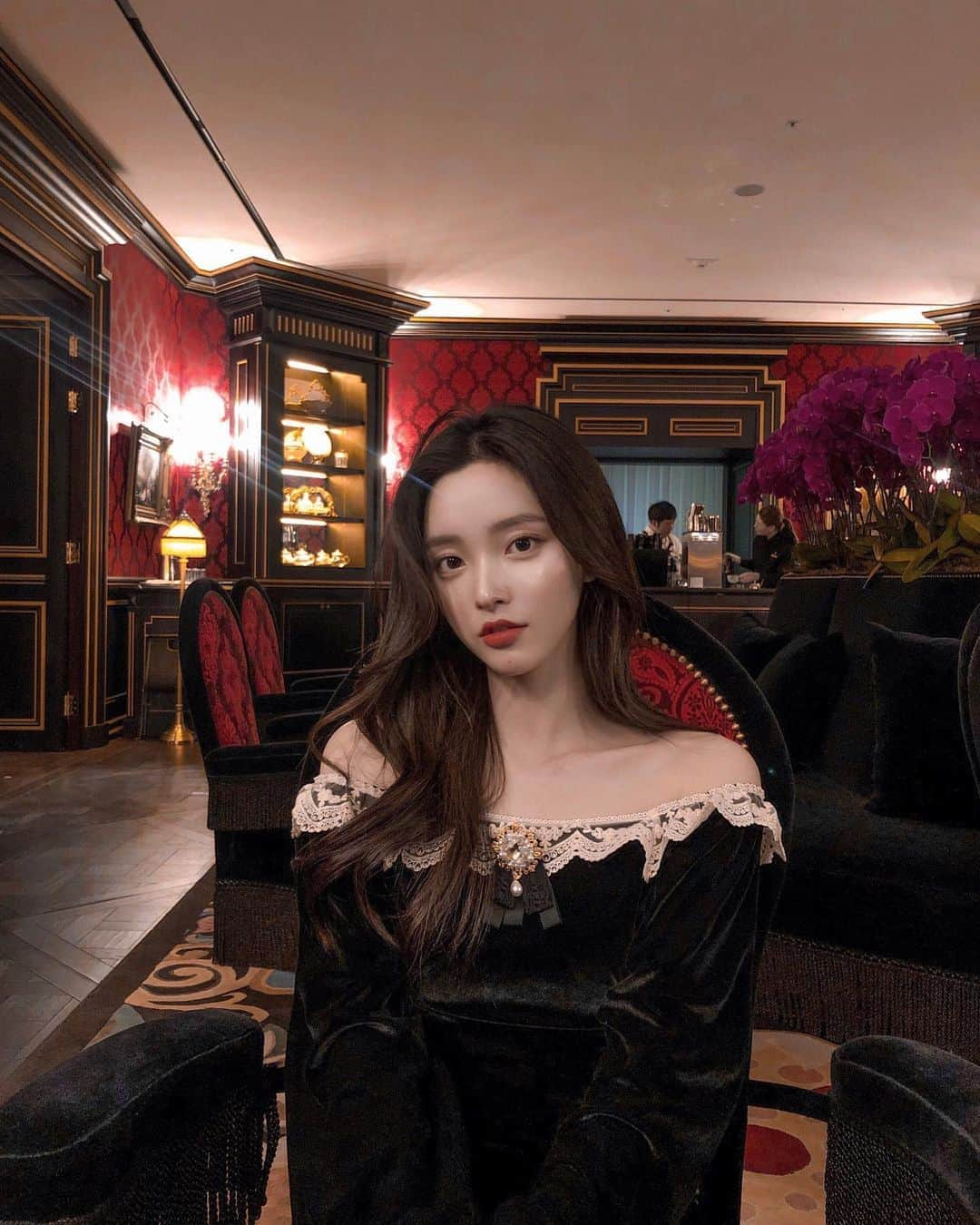 キム・ナヒさんのインスタグラム写真 - (キム・ナヒInstagram)「곧 오픈 될 comely u 첫 자체제작 벨벳 원피스*.*🖤🖤🖤 그냥 입으면 스퀘어 원피스 내려 입으면 오프숄더 원피스!연말에 입으려고 만들었지요 🎅🏻 @comelyu__」12月6日 21時58分 - knhs2