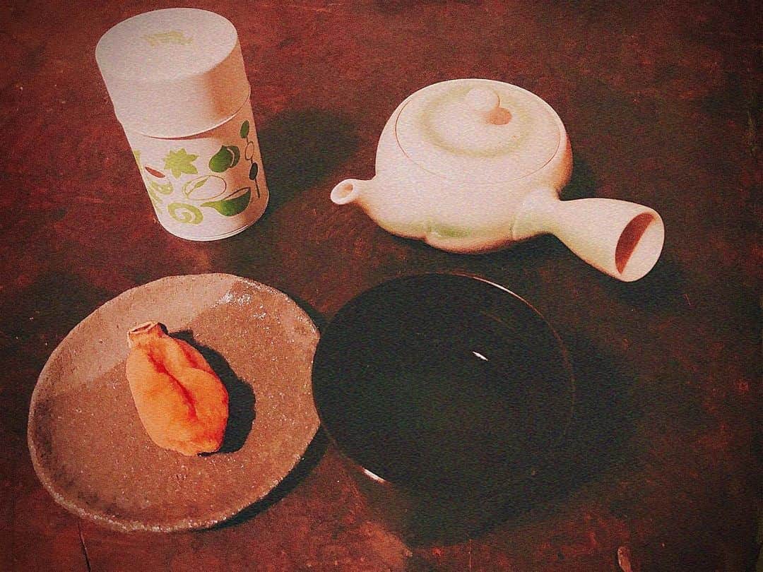 青山草太さんのインスタグラム写真 - (青山草太Instagram)「今夜のお夜食。 頂いた出雲の干し柿 スイートパーシモン。  子供の頃よく見てたのに 商品で出されていると 高級な食べ物に見えてくる。  確かにやっているご家庭は 減っているだろうから 貴重になっているのかもしれない。  お茶と一緒に頂きました。  #青山草太#sotaaoyama #japan#日本#島根#shimane#出雲#izumo #干し柿#driedpersimmon #スイートパーシモン #夜食」12月6日 22時00分 - sotaaoyama