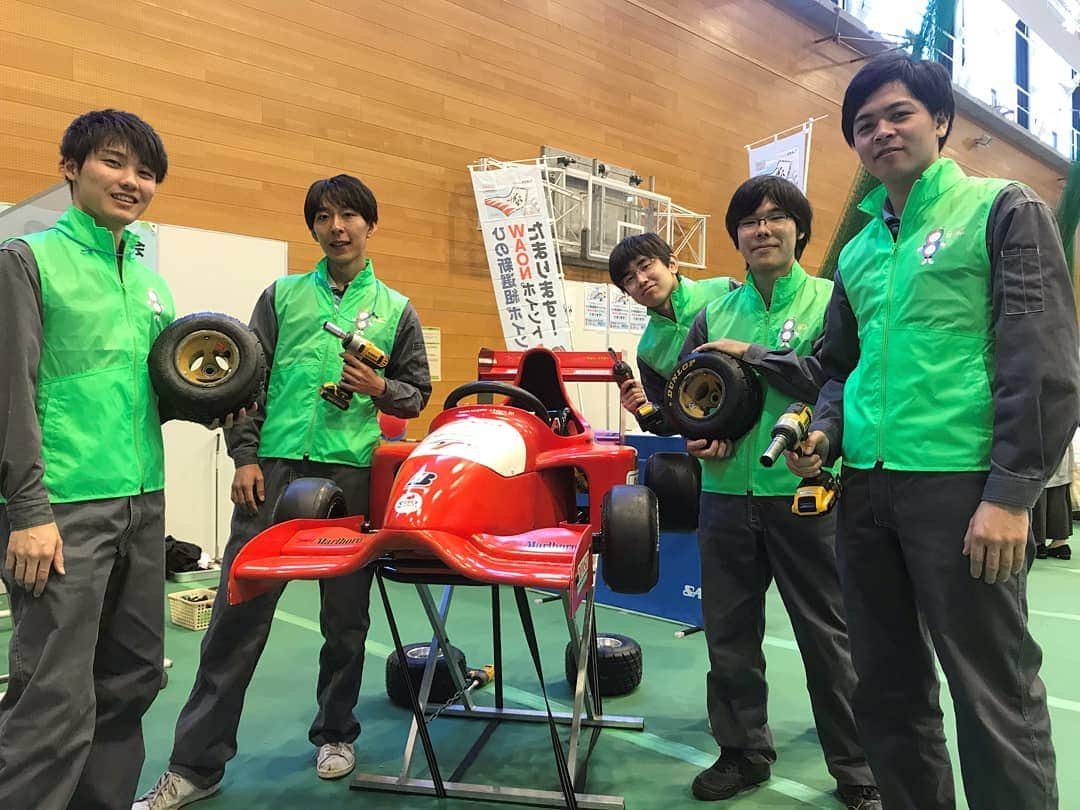 日本工学院さんのインスタグラム写真 - (日本工学院Instagram)「学生ボランティア！ ☆教職員投稿写真☆ 「#日本工学院」をチェック！！学生が投稿したリアルな日常風景を見ることができますよ！  #nihonkogakuin #専門学校 #日本工学院八王子専門学校 #日本工学院専門学校 #教職員投稿写真 #一級自動車整備科 #自動車整備科 #自動車整備士 #日野市産業まつり #東京都自動車整備振興会 #マイカー点検教室 #学生ボランティア #ぱっちぃ #整備体験 #こどもイベント #メカニック #ものづくり #将来像 #夢が叶う場所  #車好きな人と繋がりたい」12月6日 22時00分 - nihonkogakuin