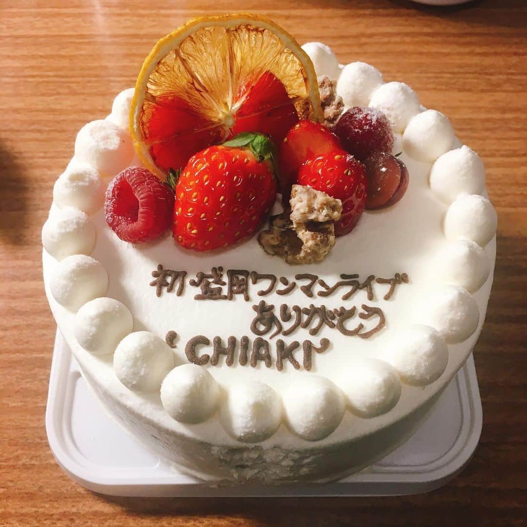 佐藤千亜妃さんのインスタグラム写真 - (佐藤千亜妃Instagram)「ケーキや、お花をいただきました。。ほんとにありがとう。。🥺」12月6日 22時00分 - chiaki_sato0920