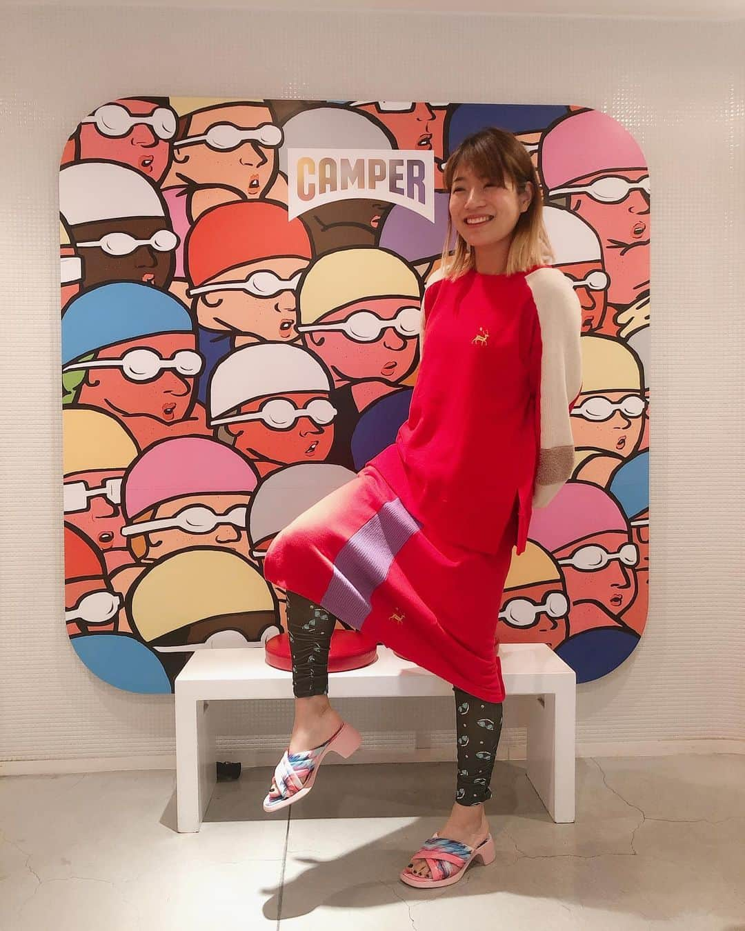 東出真緒さんのインスタグラム写真 - (東出真緒Instagram)「@camper_japan カンペールさんの春夏コレクションを見に行ってきました💙💜💕 これまた〜〜爆カワ〜〜💘💘 . サンダルばかり気になってしまったよ〜ラベンダー可愛いな💜 びっくりするほど軽くて歩きやすいカンペールの靴👟👠 爆オススメ〜😆 . #camper #カンペール #サンダル #春夏コレクション #にしても靴下の跡が気になるよね #むくみってやーね #全身ジーネコーデ」12月6日 22時05分 - mao_bigmama_vn