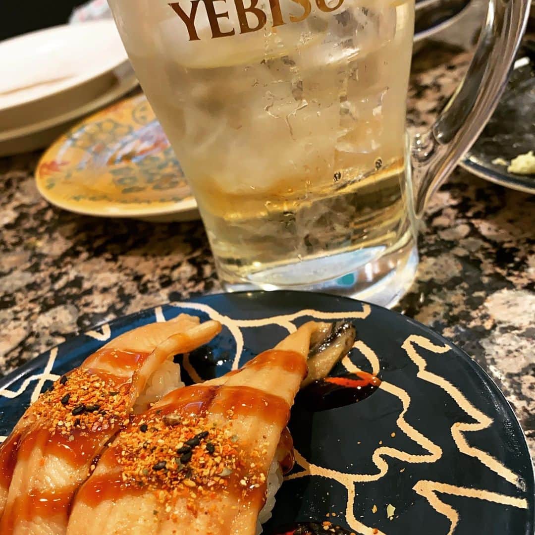 西山茉希さんのインスタグラム写真 - (西山茉希Instagram)「サーモンからはじまるぅー。 #いぇーい 回転寿司ターイム。 #いぇーい  チビーズ寿司整えまして。 母さんセット整えまして。 いざ。  #ビールからはじまる #レモンサワーまでの早さと #穴子の頃にはハイボール  三杯でタイムリミット。 母さんの常に一気気味な巻き試合。  #回転寿司る #我等流華金  チビーズ安定サーモン祭。 母さん今夜は軍艦気分。  お弁当みたいな唐揚げだって、 自分で作ってないだけで美味しさプラス。  #呑みながら食べる結末は #やっぱり今夜も12分目  腹くっちぇ。 ヤクルト飲んでさ、 はよ寝よ。」12月6日 22時08分 - maki.nshiyama50