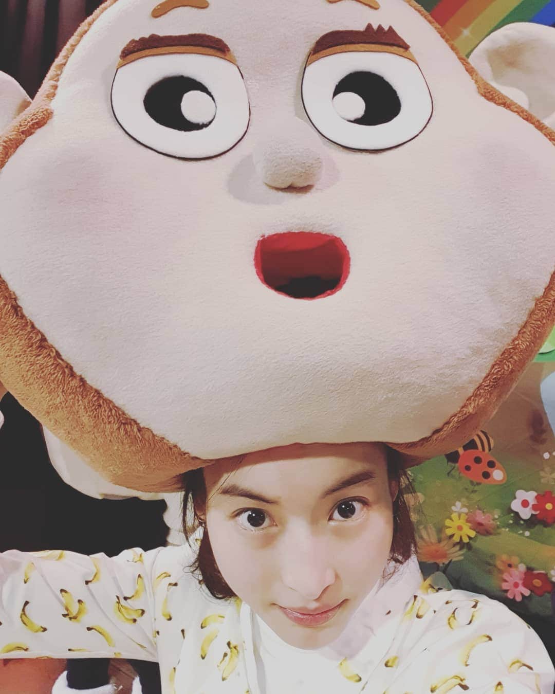 チョン・ダへのインスタグラム：「ㅡ요즘 뭐 하길래 바빠?ㅡ ㅡ유치원에서 엄마인형극 연습해🐵ㅡ 오늘 드디어 공연전에 들킬까봐 꼭꼭 숨어가며 연습했던 인형극을 아이들 앞에서 발표하고 짠~하고 나타남🐵🥳 무대 꾸미기 부터 모든걸 엄마 5명이 함께했던 이번 공연 너무 즐거웠어요🐵 평생 할 가위질 다 한 듯😅 (인형탈쓰고 일하는 분들 최고👍보통일이 아니더라구요🙈) 이제 피부 트러블과 작별합니다👋」