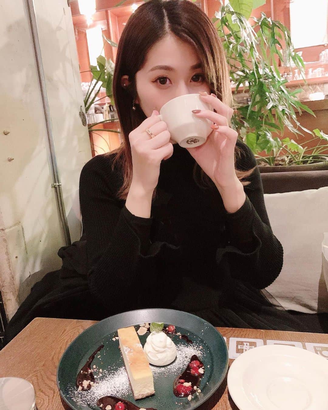 のインスタグラム：「札幌に来たよーっ✈️ . 明日はMAGICのライブで 明後日はBiscatsライブです💋💋 . いやしかし札幌寒すぎる☃️ 可愛い手袋GETした🧤 . カフェでほっこりです☕️ . #北海道 #札幌 #sapporo #hokkaido #fabulous #cafe #cheesecake #cake #カフェ」
