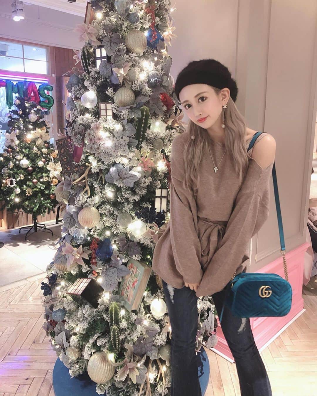 SHIHOさんのインスタグラム写真 - (SHIHOInstagram)「. . 可愛いツリーみっけ🎄💛 . . today's #outfit 👗💕 . 全身 @gorgeshop_official ☀️ . . ゆるっとの肩空きニットに 細見えパンツがお気に入り💕💕 . . 本格的に寒くて寒くて☃️ お家から出れなくなりそう。笑 . . #fashion #ootd #ootdfashion #me #outfit #tokyo #japan #selectshop」12月6日 22時24分 - cham_pipi
