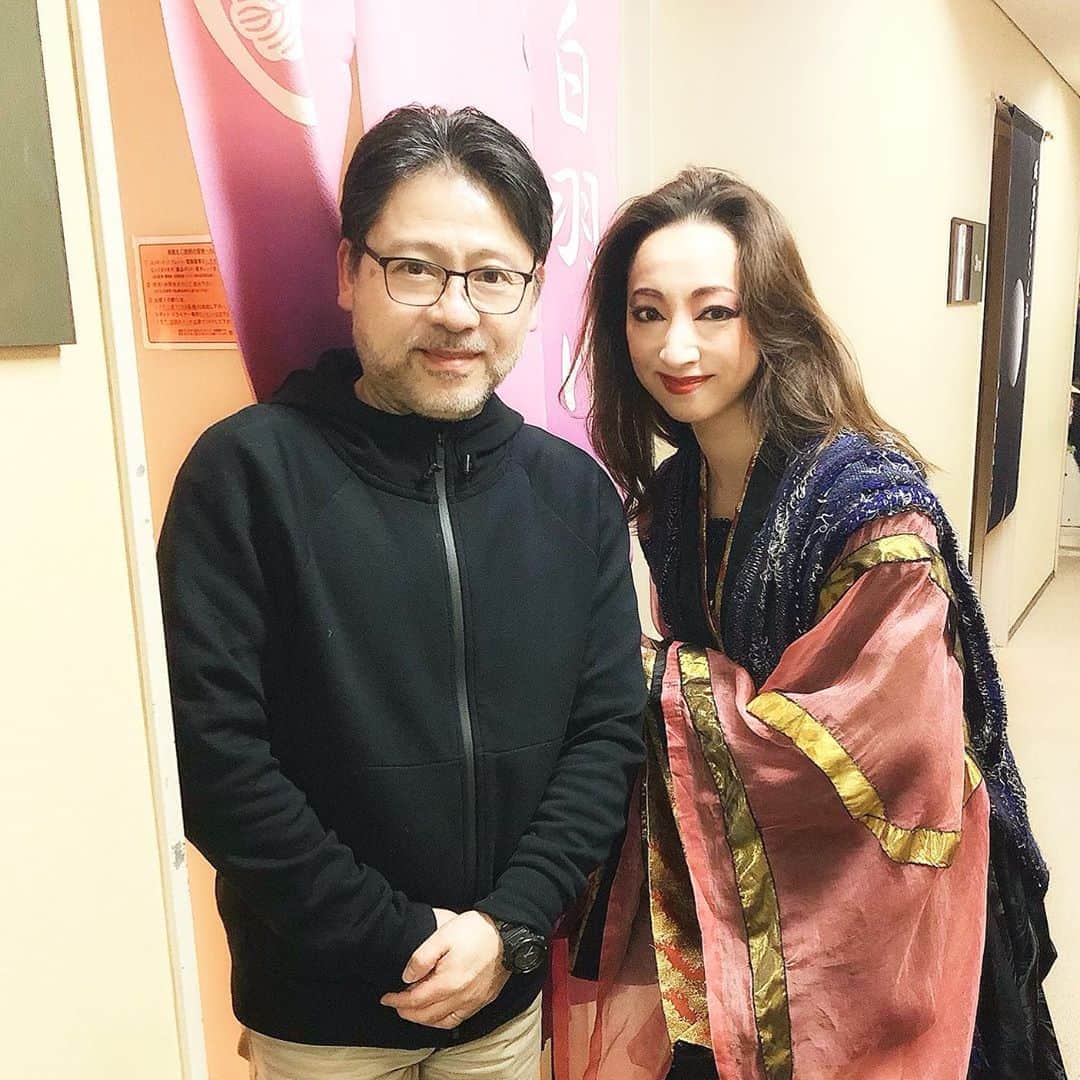 白羽ゆりのインスタグラム：「アニーでお世話になった演出の山田和也さんが観に来て下さいました！  グレースとまた全然違くて良かったよ〜と✨✨ 嬉しいです😭  いつか、またご一緒出来るように頑張ります‼️」