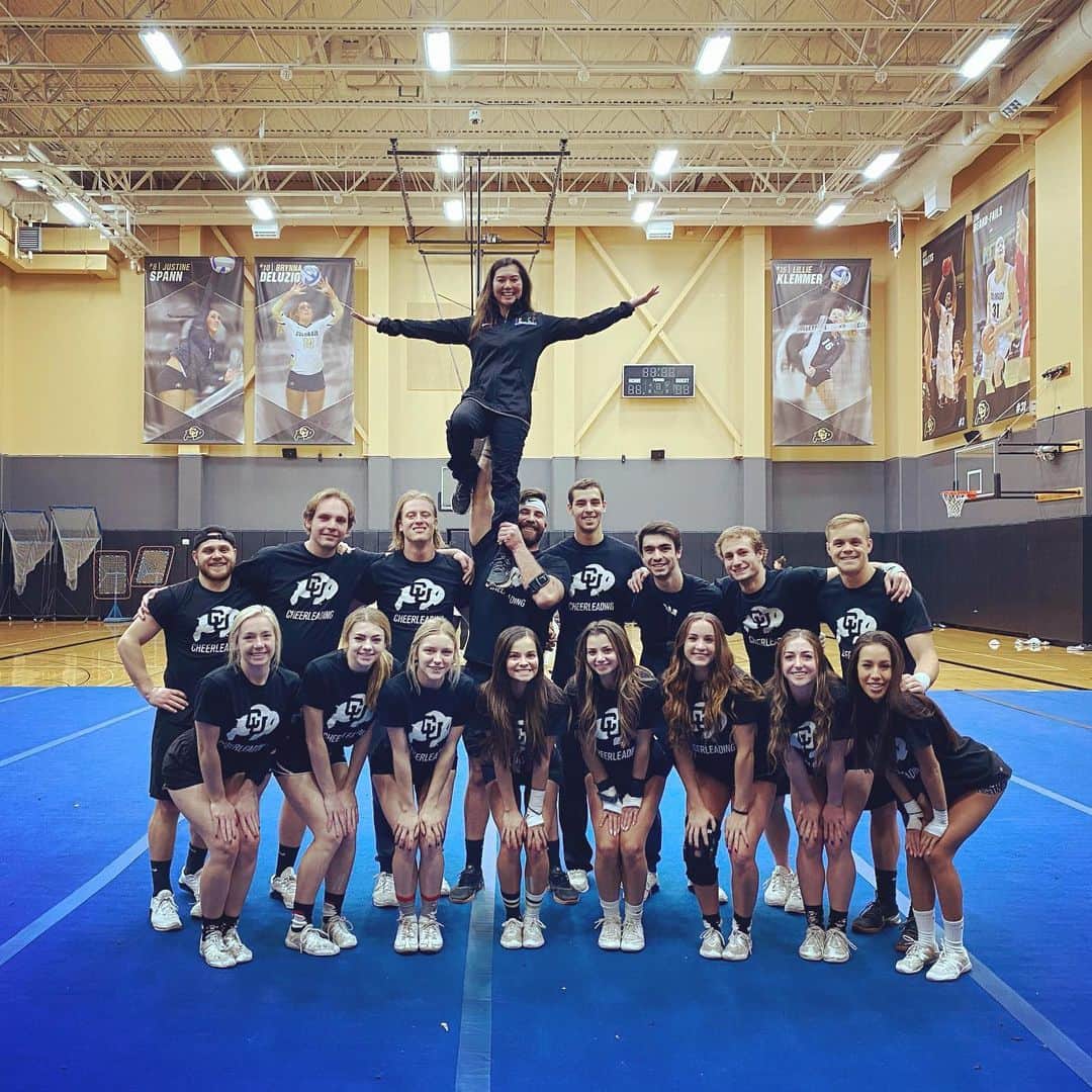 イナキョウコのインスタグラム：「Thank you @cubuffscheer for having me at practice this week. You are incredible and I learned so much! Keep up the great and and good luck this season!!! . . . . . #usfigureskating #teamusa #usacheer @cubuffs #varsity #gobuffs #college #crossover #stunt #iceskating #cheer #icecp #couples #coed」