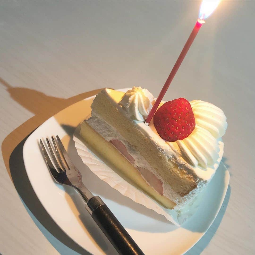 川崎ひかるのインスタグラム：「また１つ歳をとりました🍰🎉 . . いつも応援してくれているみなさんありがとうございます💕これからも頑張ります＾＾ . 私のお家では1人ひとつずつ好きなケーキでお祝いするので今年はなんとなくショートケーキにしました🍓」
