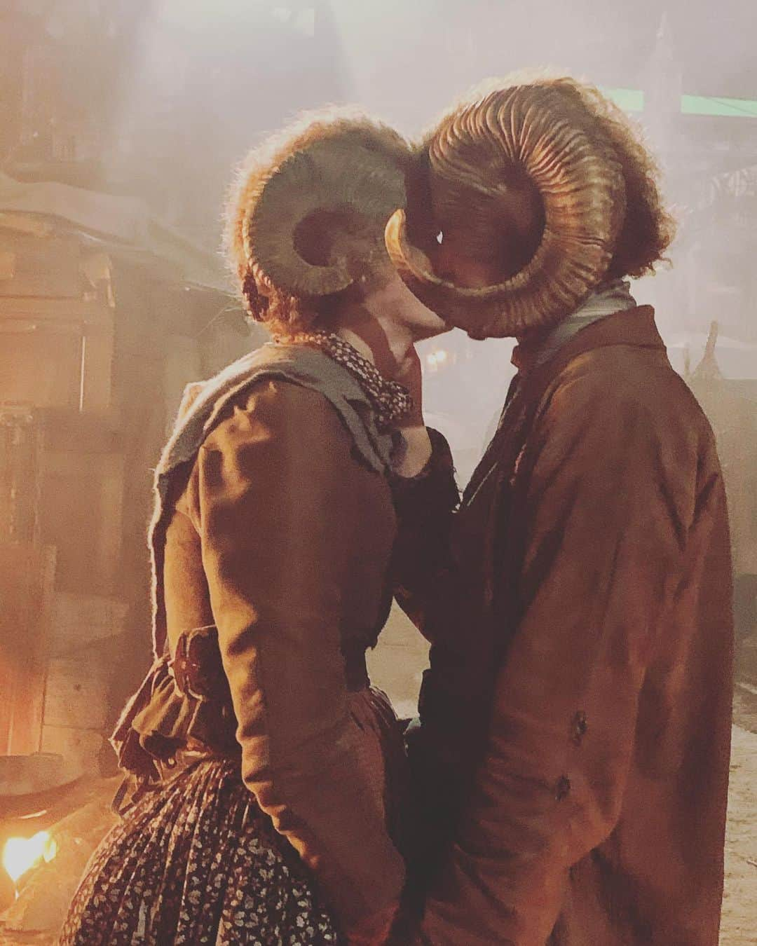 オーランド・ブルームさんのインスタグラム写真 - (オーランド・ブルームInstagram)「they’ve got the horns 😍 #bts #love is in the air on the back lot of @carnivalrow season✌️」12月6日 22時30分 - orlandobloom