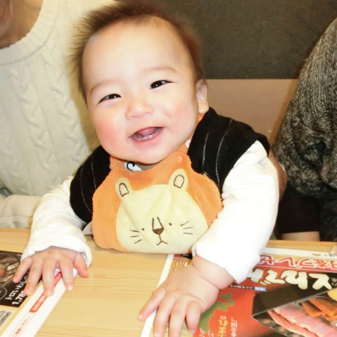 Momoeのインスタグラム：「おれ、歯が2本生えたんです🦷12/1❤️ （朝突然生えてたから変な病気かと思って焦った母） . . #happy #男の子ベビー #赤ちゃんのいる生活 #赤ちゃん #baby #family #家族 #0歳 #成長記録 #育児記録 #boy #育児 #smile #男の子 #息子 #code #love #kids #子供 #thankyou #宝物 #ベビー #fashion #follow #boy #パパ #ママ #ママ友 #ママ会 #7ヶ月」