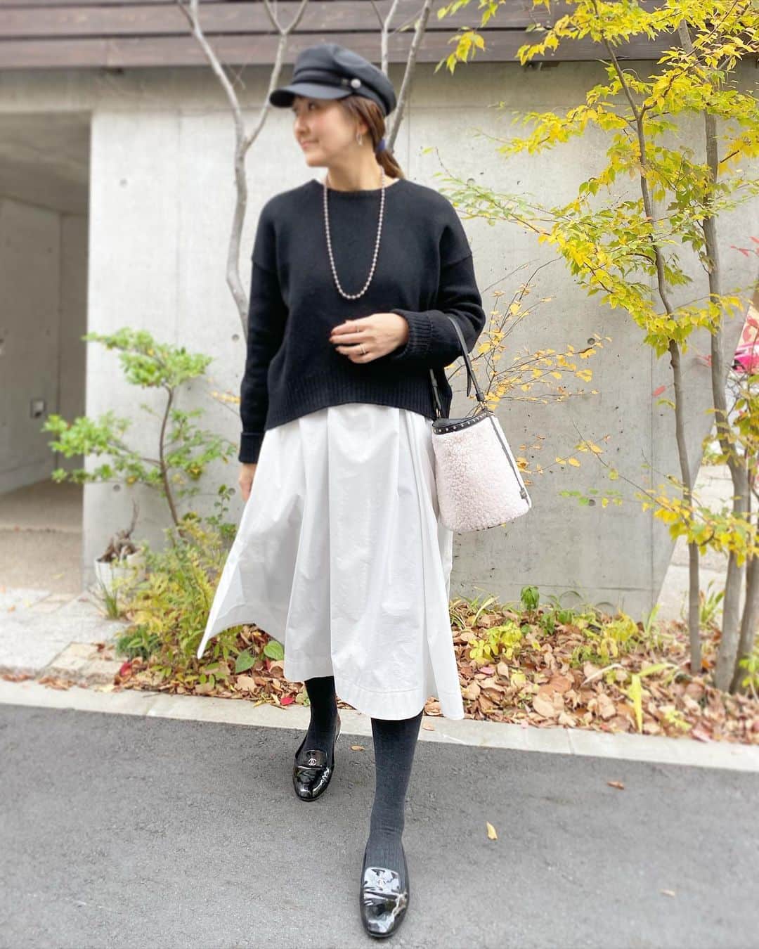 のインスタグラム：「あまりに可愛い着こなしを見てニットを購入しちゃいました❤︎ クルーネックニットは今季好きなアイテム😊 ワンピース合わせに重宝してます！ * 先週今週といくつか展示会へ行ってきたので、またポストなりストーリーさせて頂こうと思います~💕 Sweater: #gypsophila  Dress: #yori #yori_japan  Bag: #jmdavidson  Shoes: #chanel #fashion #seadsmara #casualstyle #cordinate #ママコーデ#ヨリ#シャネル　#bleuforet」