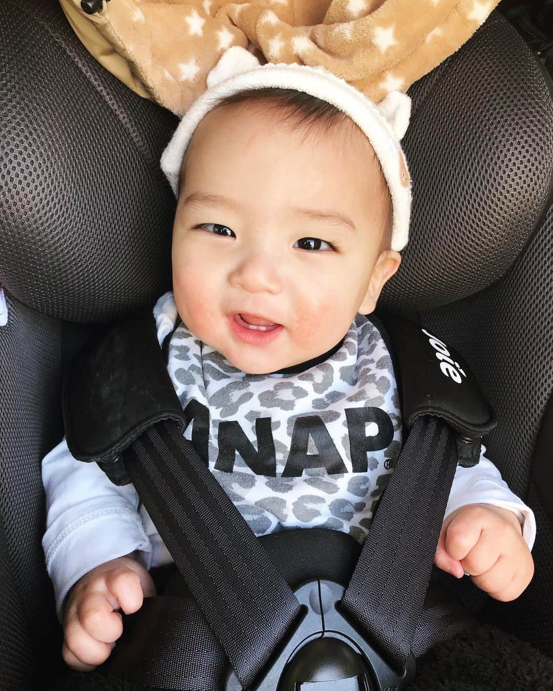 Momoeのインスタグラム：「チャイルドシート乗せる時 「いいじゃ〜んお出掛け😏？」 ってテンション高めに乗せると喜ぶ。（単純） . . . #happy #男の子ベビー #赤ちゃんのいる生活 #赤ちゃん #baby #family #家族 #0歳 #成長記録 #育児記録 #boy #育児 #smile #男の子 #息子 #code #love #kids #子供 #thankyou #宝物 #ベビー #fashion #follow #boy #パパ #ママ #ママ友 #ママ会 #7ヶ月」